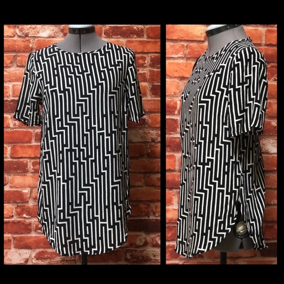 H&M Tops - ❤️BOGOHO H&M black and cream geometric top